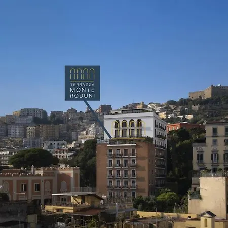 בית הארחה Terrazza Monteroduni 16 נאפולי